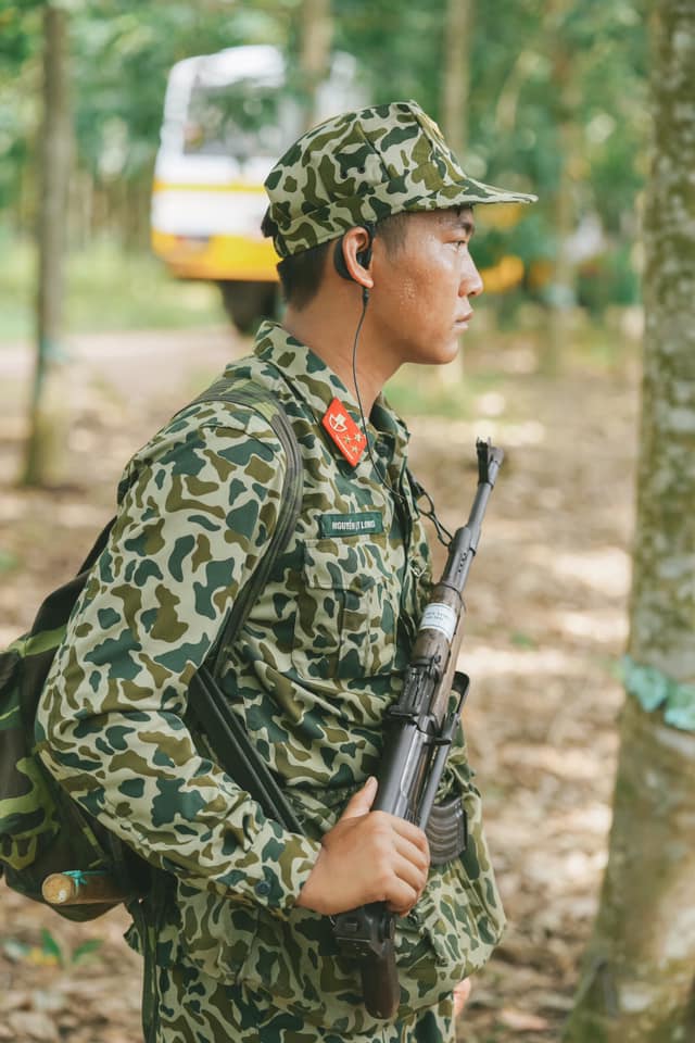 Sao nhập ngũ: Hậu Hoàng tuyên bố "không ai được bắt nạt đồng đội của tôi", giữa lùm xùm đã có vợ con Mũi trưởng Long - Ảnh 3. Sao nhập ngũ: Hậu Hoàng tuyên bố "không ai được bắt nạt đồng đội của tôi", giữa lùm xùm đã có vợ con Mũi trưởng Long - Ảnh 3.