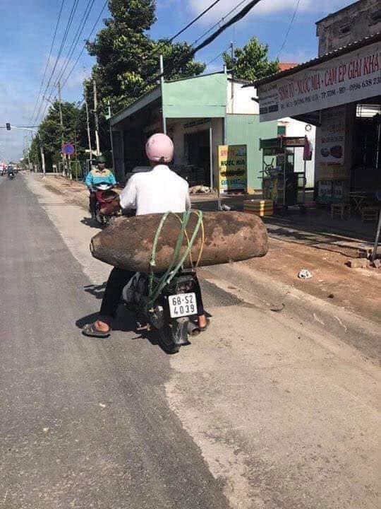 Sốc với phong cách thồ cá sấu nguyên con, làm người đi bên cạnh phải toát mồ hôi hột - Ảnh 3.