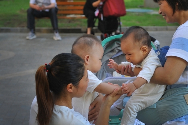 Trung Quốc 'phá luật' để khuyến khích sinh đẻ - Ảnh 1.