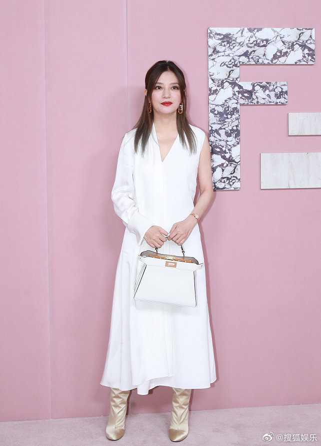 Triệu Vy lên đồ sang chảnh vẫn bị màn catwalk của Trương Bá Chi lấn át, "Én nhỏ" mờ nhạt toàn tập tại show Fendi - Ảnh 2. Triệu Vy lên đồ sang chảnh vẫn bị màn catwalk của Trương Bá Chi lấn át, "Én nhỏ" mờ nhạt toàn tập tại show Fendi - Ảnh 2.