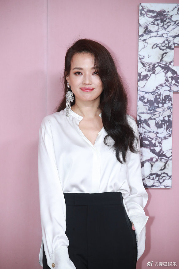 Triệu Vy lên đồ sang chảnh vẫn bị màn catwalk của Trương Bá Chi lấn át, "Én nhỏ" mờ nhạt toàn tập tại show Fendi - Ảnh 3. Triệu Vy lên đồ sang chảnh vẫn bị màn catwalk của Trương Bá Chi lấn át, "Én nhỏ" mờ nhạt toàn tập tại show Fendi - Ảnh 3.