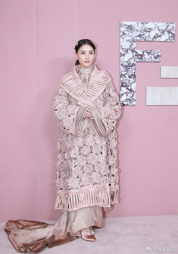 Triệu Vy lên đồ sang chảnh vẫn bị màn catwalk của Trương Bá Chi lấn át, "Én nhỏ" mờ nhạt toàn tập tại show Fendi - Ảnh 9. Triệu Vy lên đồ sang chảnh vẫn bị màn catwalk của Trương Bá Chi lấn át, "Én nhỏ" mờ nhạt toàn tập tại show Fendi - Ảnh 9.