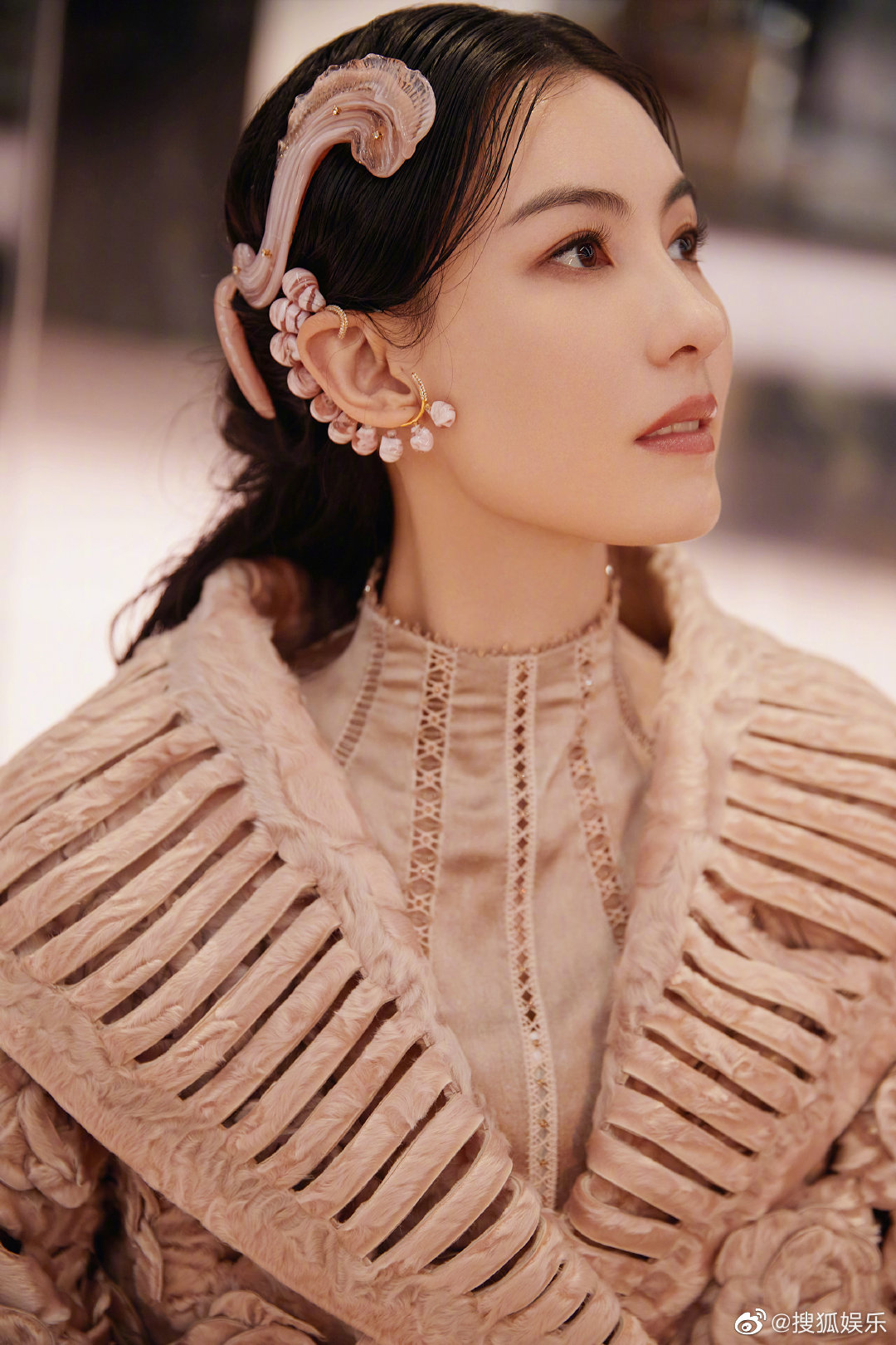 Triệu Vy lên đồ sang chảnh vẫn bị màn catwalk của Trương Bá Chi lấn át, "Én nhỏ" mờ nhạt toàn tập tại show Fendi - Ảnh 10. Triệu Vy lên đồ sang chảnh vẫn bị màn catwalk của Trương Bá Chi lấn át, "Én nhỏ" mờ nhạt toàn tập tại show Fendi - Ảnh 10.