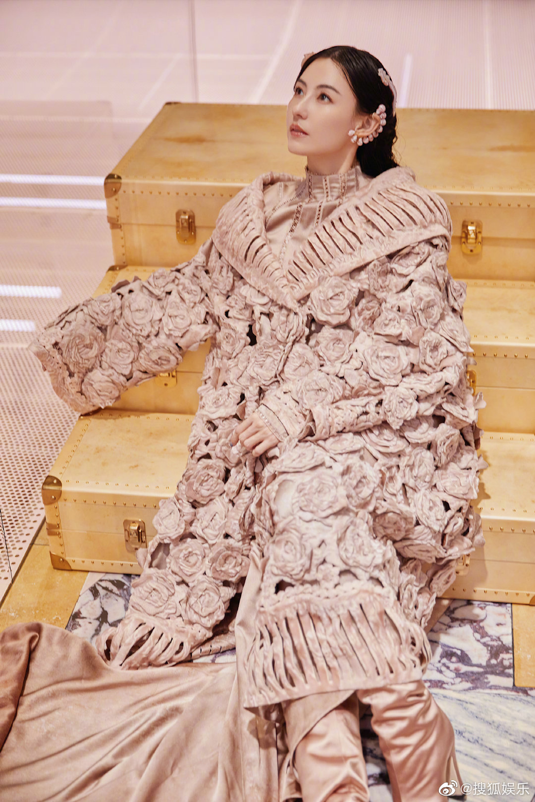 Triệu Vy lên đồ sang chảnh vẫn bị màn catwalk của Trương Bá Chi lấn át, "Én nhỏ" mờ nhạt toàn tập tại show Fendi - Ảnh 12. Triệu Vy lên đồ sang chảnh vẫn bị màn catwalk của Trương Bá Chi lấn át, "Én nhỏ" mờ nhạt toàn tập tại show Fendi - Ảnh 12.