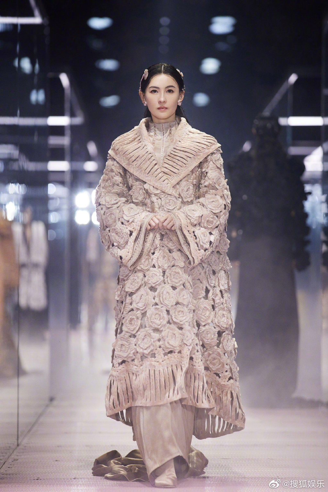 Triệu Vy lên đồ sang chảnh vẫn bị màn catwalk của Trương Bá Chi lấn át, "Én nhỏ" mờ nhạt toàn tập tại show Fendi - Ảnh 8. Triệu Vy lên đồ sang chảnh vẫn bị màn catwalk của Trương Bá Chi lấn át, "Én nhỏ" mờ nhạt toàn tập tại show Fendi - Ảnh 8.