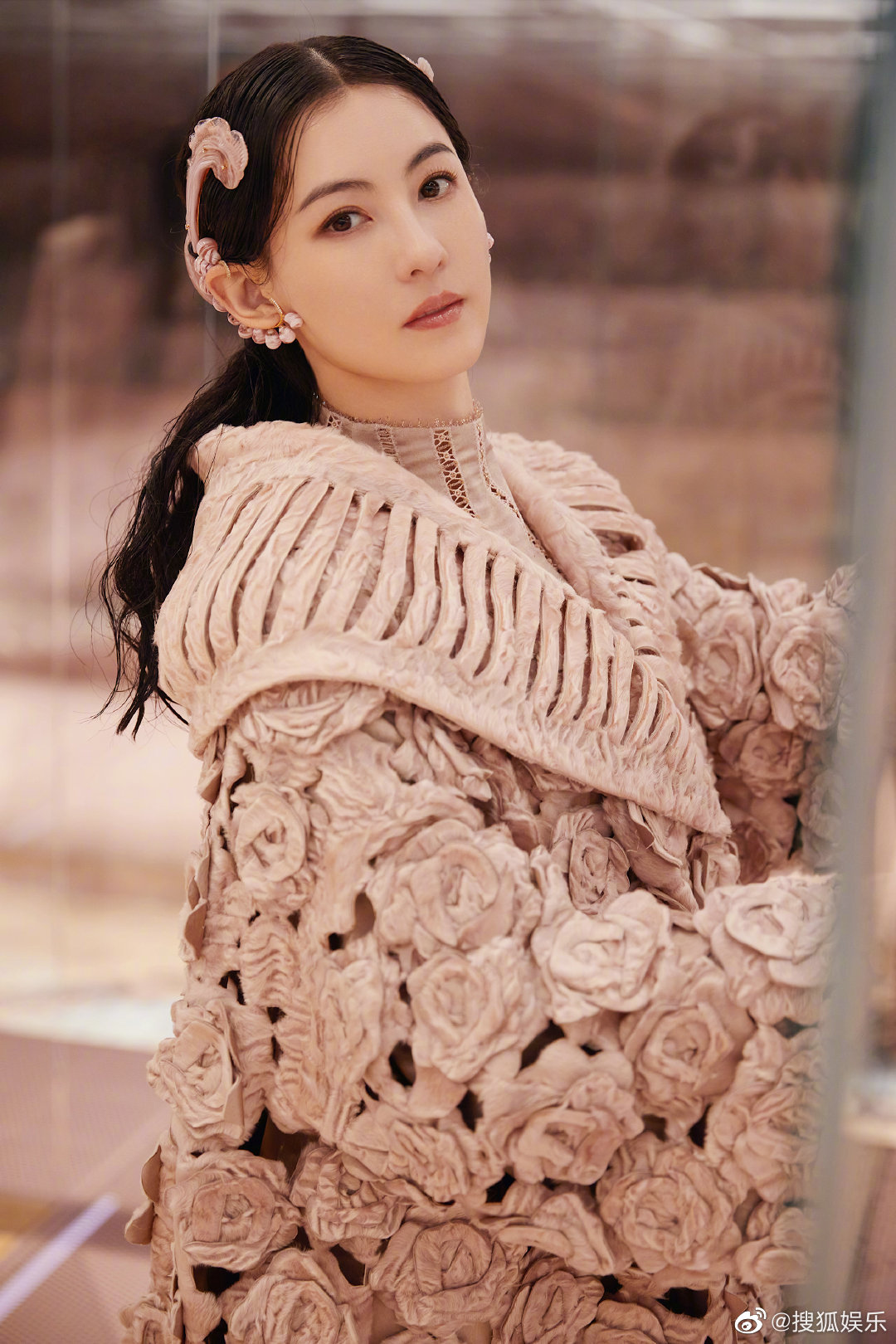 Triệu Vy lên đồ sang chảnh vẫn bị màn catwalk của Trương Bá Chi lấn át, "Én nhỏ" mờ nhạt toàn tập tại show Fendi - Ảnh 11. Triệu Vy lên đồ sang chảnh vẫn bị màn catwalk của Trương Bá Chi lấn át, "Én nhỏ" mờ nhạt toàn tập tại show Fendi - Ảnh 11.