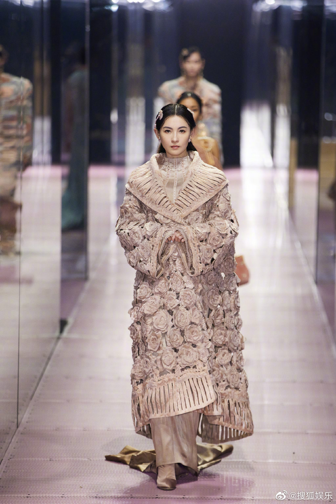 Triệu Vy lên đồ sang chảnh vẫn bị màn catwalk của Trương Bá Chi lấn át, "Én nhỏ" mờ nhạt toàn tập tại show Fendi - Ảnh 7. Triệu Vy lên đồ sang chảnh vẫn bị màn catwalk của Trương Bá Chi lấn át, "Én nhỏ" mờ nhạt toàn tập tại show Fendi - Ảnh 7.