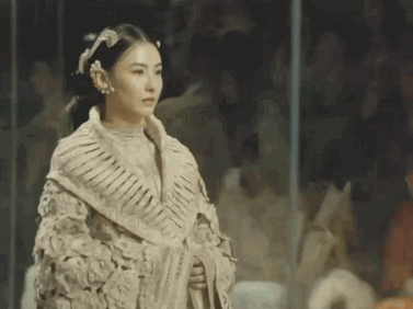 Triệu Vy lên đồ sang chảnh vẫn bị màn catwalk của Trương Bá Chi lấn át, "Én nhỏ" mờ nhạt toàn tập tại show Fendi - Ảnh 5. Triệu Vy lên đồ sang chảnh vẫn bị màn catwalk của Trương Bá Chi lấn át, "Én nhỏ" mờ nhạt toàn tập tại show Fendi - Ảnh 5.