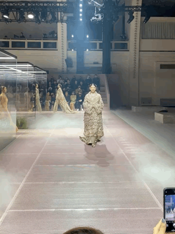Triệu Vy lên đồ sang chảnh vẫn bị màn catwalk của Trương Bá Chi lấn át, "Én nhỏ" mờ nhạt toàn tập tại show Fendi - Ảnh 6. Triệu Vy lên đồ sang chảnh vẫn bị màn catwalk của Trương Bá Chi lấn át, "Én nhỏ" mờ nhạt toàn tập tại show Fendi - Ảnh 6.
