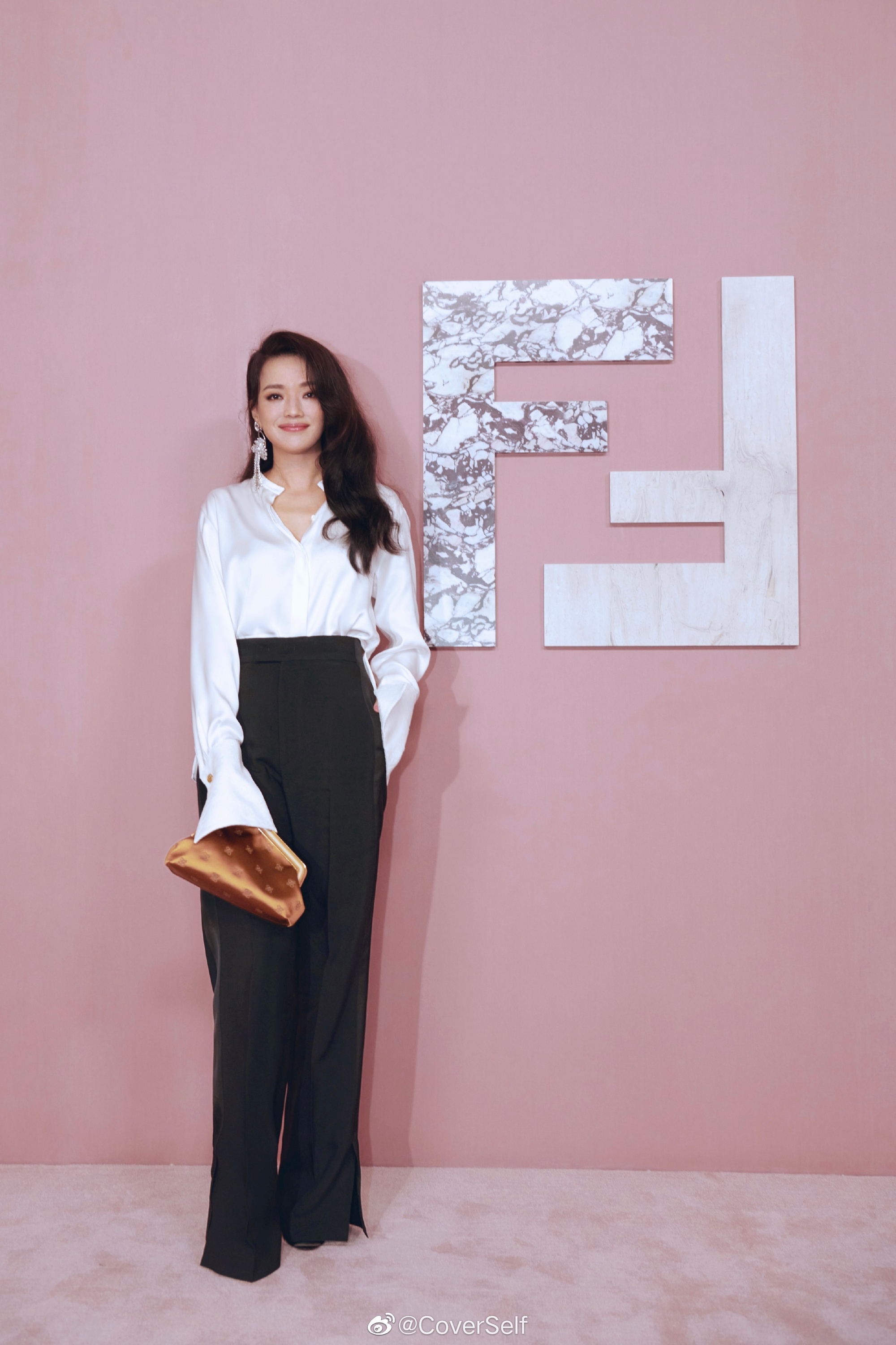 Triệu Vy lên đồ sang chảnh vẫn bị màn catwalk của Trương Bá Chi lấn át, "Én nhỏ" mờ nhạt toàn tập tại show Fendi - Ảnh 4. Triệu Vy lên đồ sang chảnh vẫn bị màn catwalk của Trương Bá Chi lấn át, "Én nhỏ" mờ nhạt toàn tập tại show Fendi - Ảnh 4.
