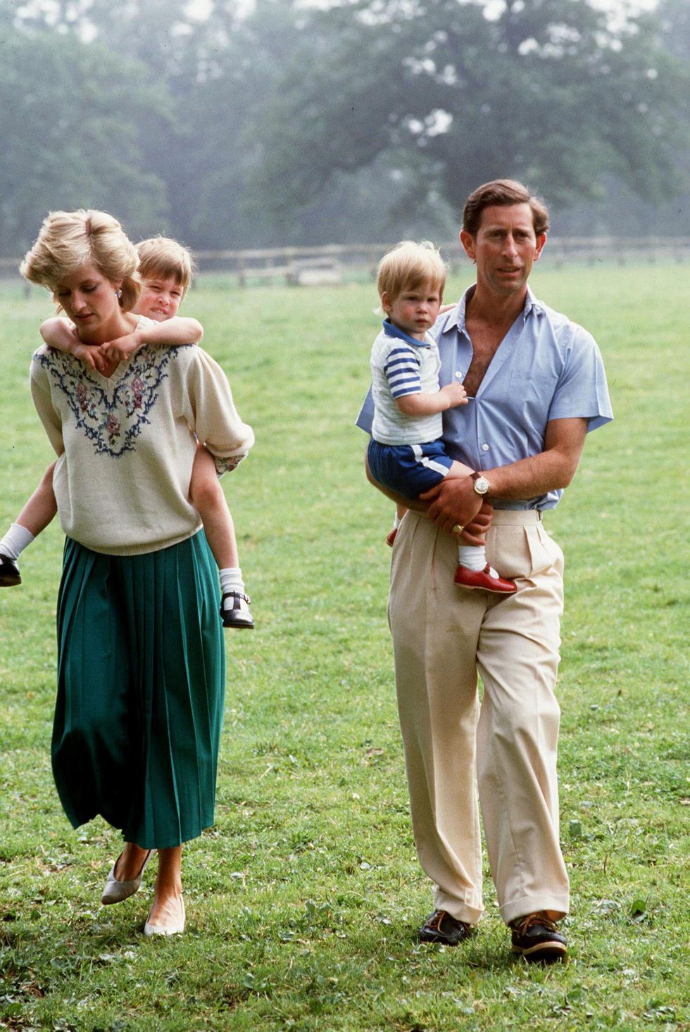 Nhìn lại những hình ảnh không thể quên của Hoàng tử Harry thời còn là đứa cháu cưng của gia tộc và là niềm tự hào của Nữ hoàng Anh - Ảnh 3.
