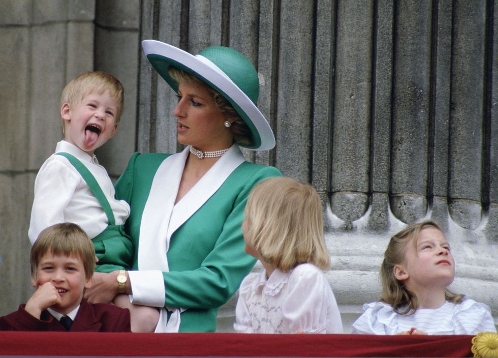 Nhìn lại những hình ảnh không thể quên của Hoàng tử Harry thời còn là đứa cháu cưng của gia tộc và là niềm tự hào của Nữ hoàng Anh - Ảnh 4.