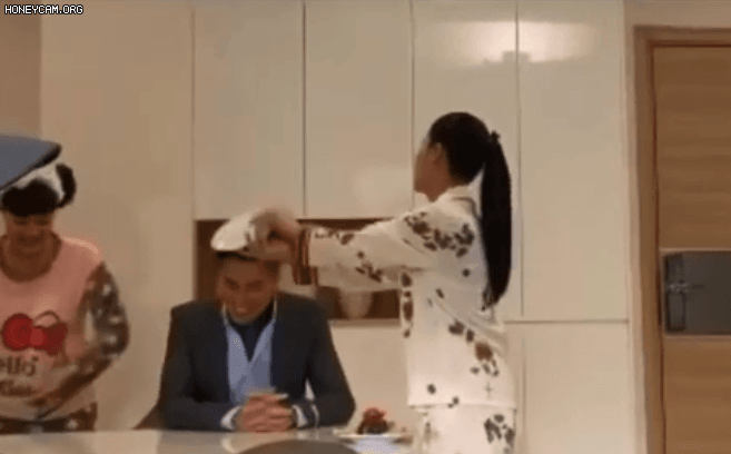 Hướng dương ngược nắng: Mẹ con Minh - Diễm Loan thi nhau đổ mỳ lên đầu, ném mỳ vào mặt Hoàng rồi đuổi thẳng cổ, dọa lần sau sẽ là hất nước sôi - Ảnh 1.