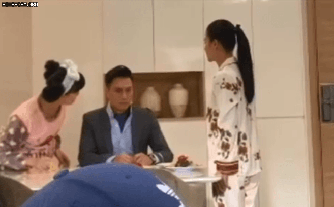 Hướng dương ngược nắng: Mẹ con Minh - Diễm Loan thi nhau đổ mỳ lên đầu, ném mỳ vào mặt Hoàng rồi đuổi thẳng cổ, dọa lần sau sẽ là hất nước sôi - Ảnh 2.