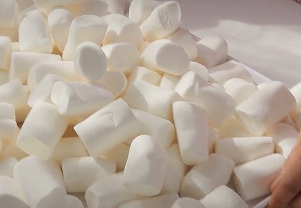 2 cách làm kẹo marshmallow nhúng socola đẹp mắt cho bữa tiệc Giáng Sinh