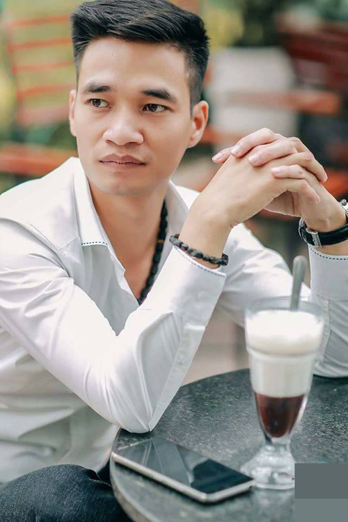 Hiện tượng mạng Lệ Rơi sau bao sóng gió lại về quê trồng rau nuôi gà, nhưng lại được dân mạng khen đẹp trai hơn hẳn ngày xưa - Ảnh 3. Hiện tượng mạng Lệ Rơi sau bao sóng gió lại về quê trồng rau nuôi gà, nhưng lại được dân mạng khen đẹp trai hơn hẳn ngày xưa - Ảnh 3.