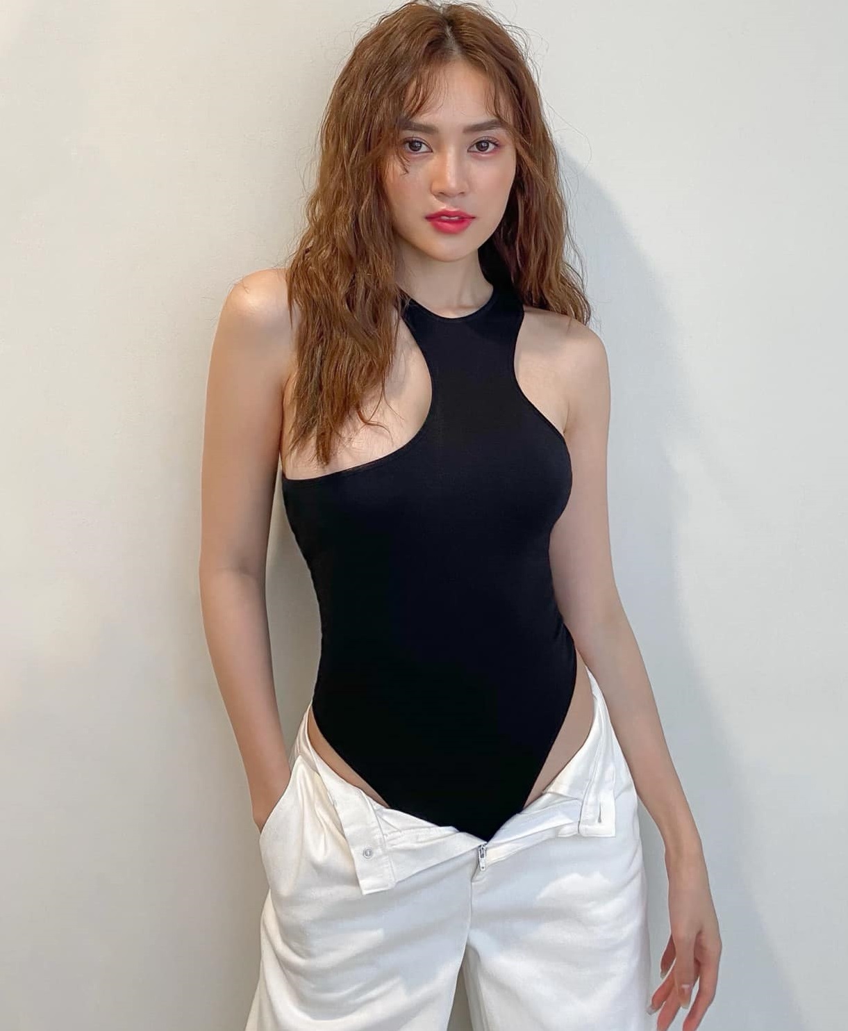 Ninh Dương Lan Ngọc có cả loạt váy áo hở bạo ít ai dám mặc, khoe body sexy bỏng mắt dân tình - Ảnh 4. Ninh Dương Lan Ngọc có cả loạt váy áo hở bạo ít ai dám mặc, khoe body sexy bỏng mắt dân tình - Ảnh 4.
