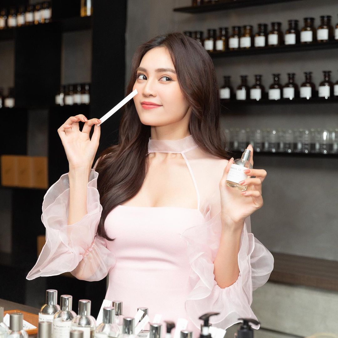 Ninh Dương Lan Ngọc có cả loạt váy áo hở bạo ít ai dám mặc, khoe body sexy bỏng mắt dân tình - Ảnh 9. Ninh Dương Lan Ngọc có cả loạt váy áo hở bạo ít ai dám mặc, khoe body sexy bỏng mắt dân tình - Ảnh 9.