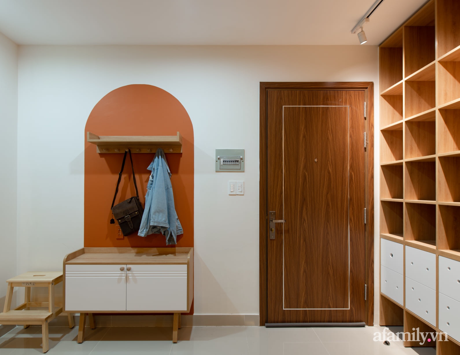 Căn hộ 78m² với tông cam đất ngọt ngào cùng đường cong mềm mại mang hơi hướng phong cách Nhật ở Nha Trang - Ảnh 2.