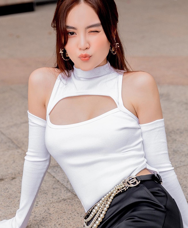 Ninh Dương Lan Ngọc có cả loạt váy áo hở bạo ít ai dám mặc, khoe body sexy bỏng mắt dân tình - Ảnh 5. Ninh Dương Lan Ngọc có cả loạt váy áo hở bạo ít ai dám mặc, khoe body sexy bỏng mắt dân tình - Ảnh 5.