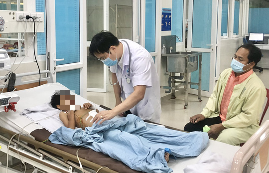 Cứu sống một bệnh nhân ăn đầy giẻ rách trong bụng - Ảnh 1. Cứu sống một bệnh nhân ăn đầy giẻ rách trong bụng - Ảnh 1.