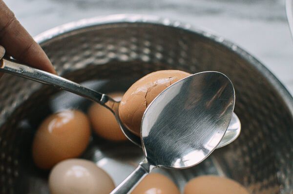 Kết hợp trứng với trà túi lọc, chị em sẽ có ngay món trứng &quot;cẩm thạch&quot; đẹp mắt với hương vị thơm ngon và mới lạ vô cùng! - Ảnh 3.