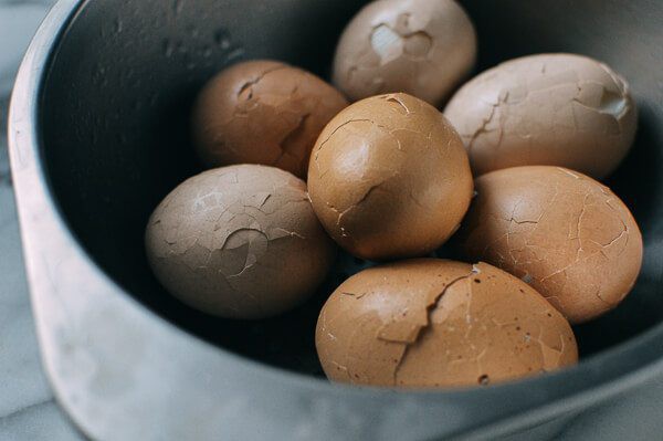 Kết hợp trứng với trà túi lọc, chị em sẽ có ngay món trứng &quot;cẩm thạch&quot; đẹp mắt với hương vị thơm ngon và mới lạ vô cùng! - Ảnh 4.