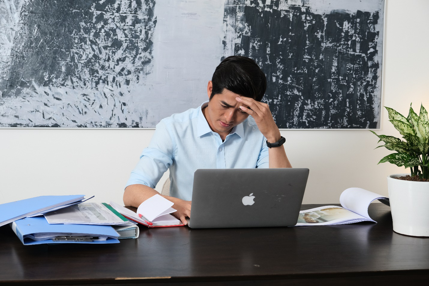 ‘Đọc vị’ cơn đau đầu khó chịu lúc vào hè, tìm biện pháp giảm đau hiệu quả - Ảnh 1.