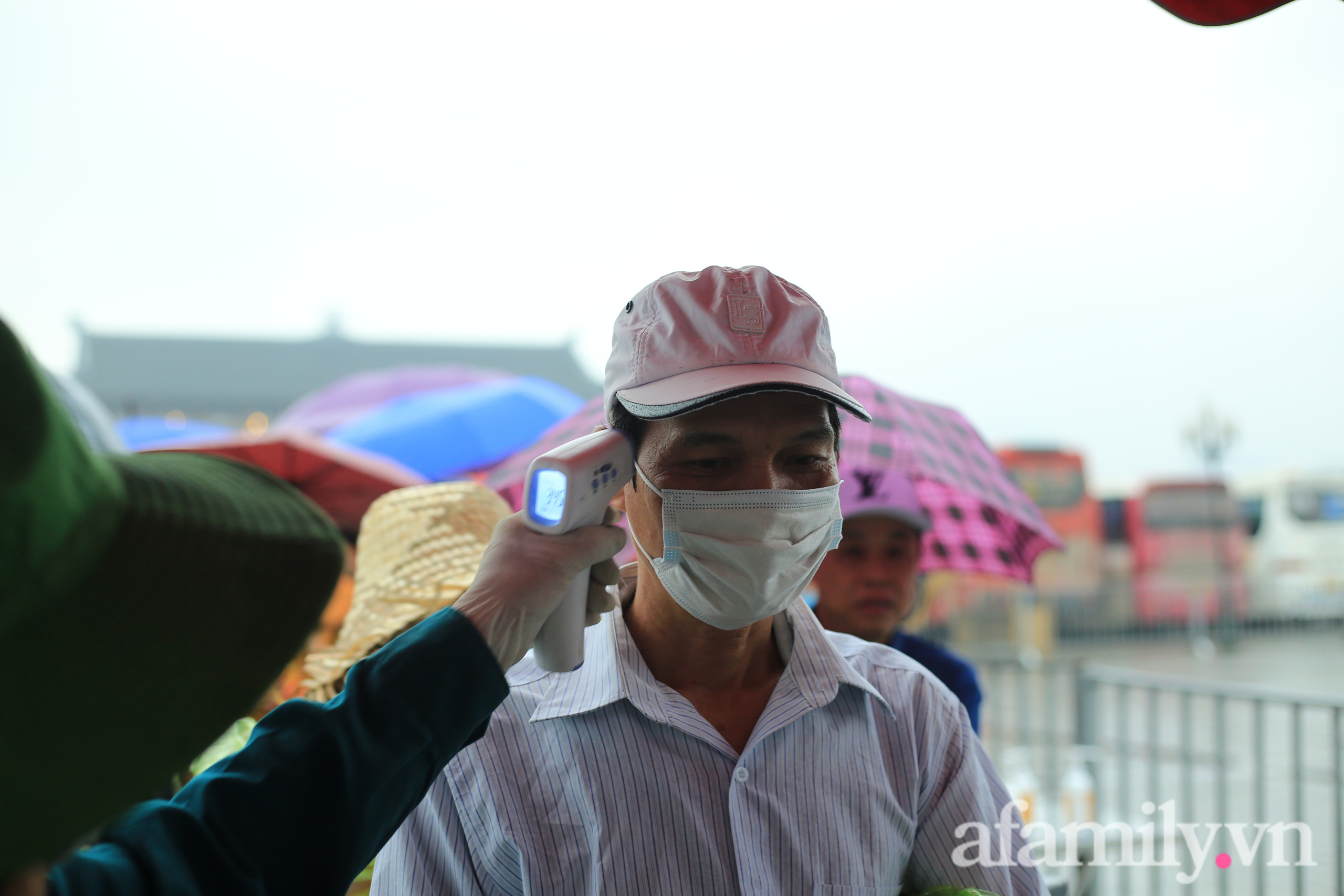 Chùa Tam Chúc lại đón cả vạn người &quot;đội mưa&quot; tham quan, ban quản lý liên tục thông báo tạm dừng bán vé  - Ảnh 9.