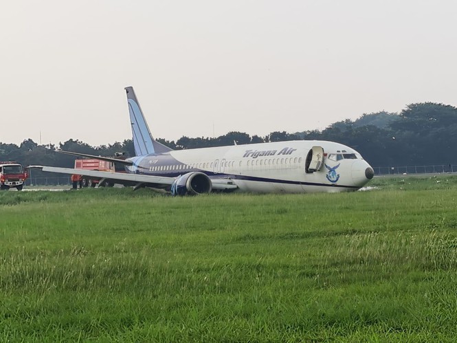 Indonesia: Máy bay trượt khỏi đường băng, lao ầm ầm xuống đồng cỏ - Ảnh 5.