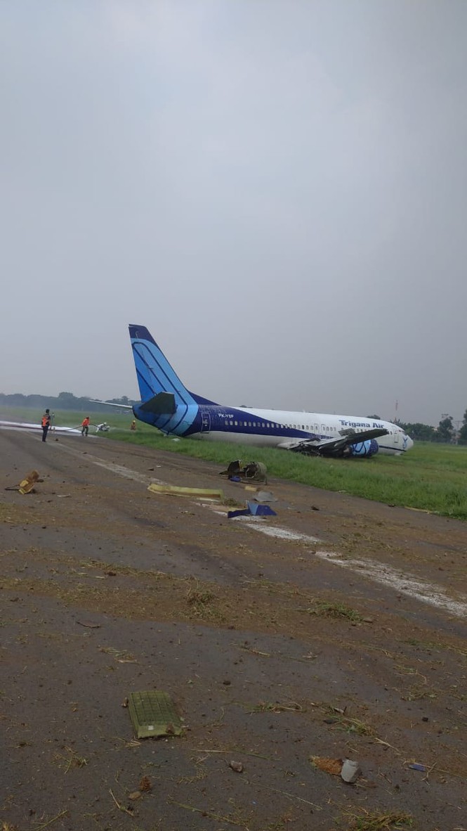 Indonesia: Máy bay trượt khỏi đường băng, lao ầm ầm xuống đồng cỏ - Ảnh 4.