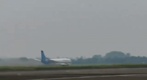 Indonesia: Máy bay trượt khỏi đường băng, lao ầm ầm xuống đồng cỏ - Ảnh 1.