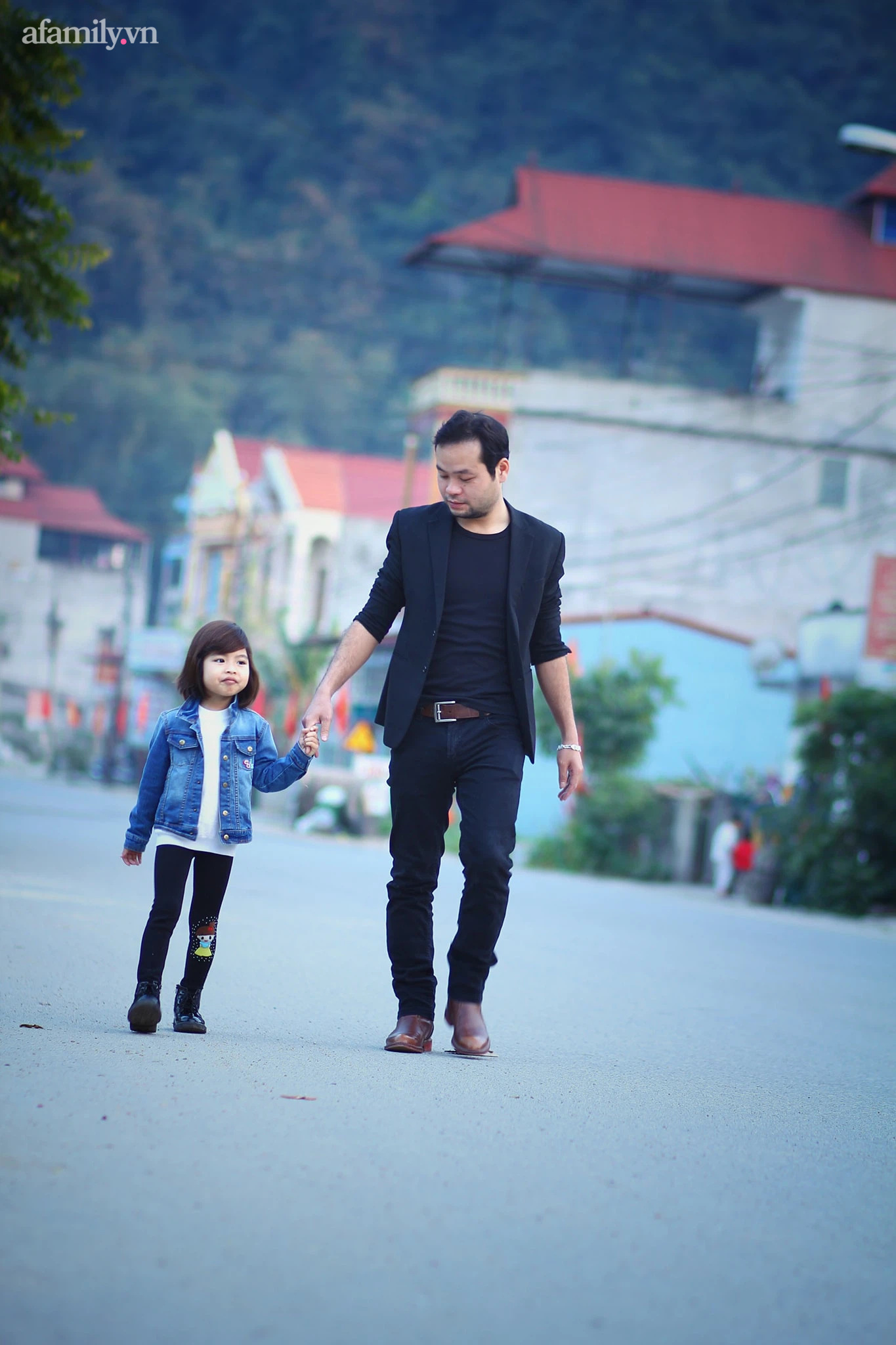 H&agrave;nh tr&igrave;nh 6 năm đồng h&agrave;nh c&ugrave;ng con tự học tiếng Anh của &ocirc;ng bố người T&agrave;y: Từ đi từng trường quốc tế học c&aacute;ch dạy đến những chuyến đi vượt 150km h&agrave;ng tuần - Ảnh 1.