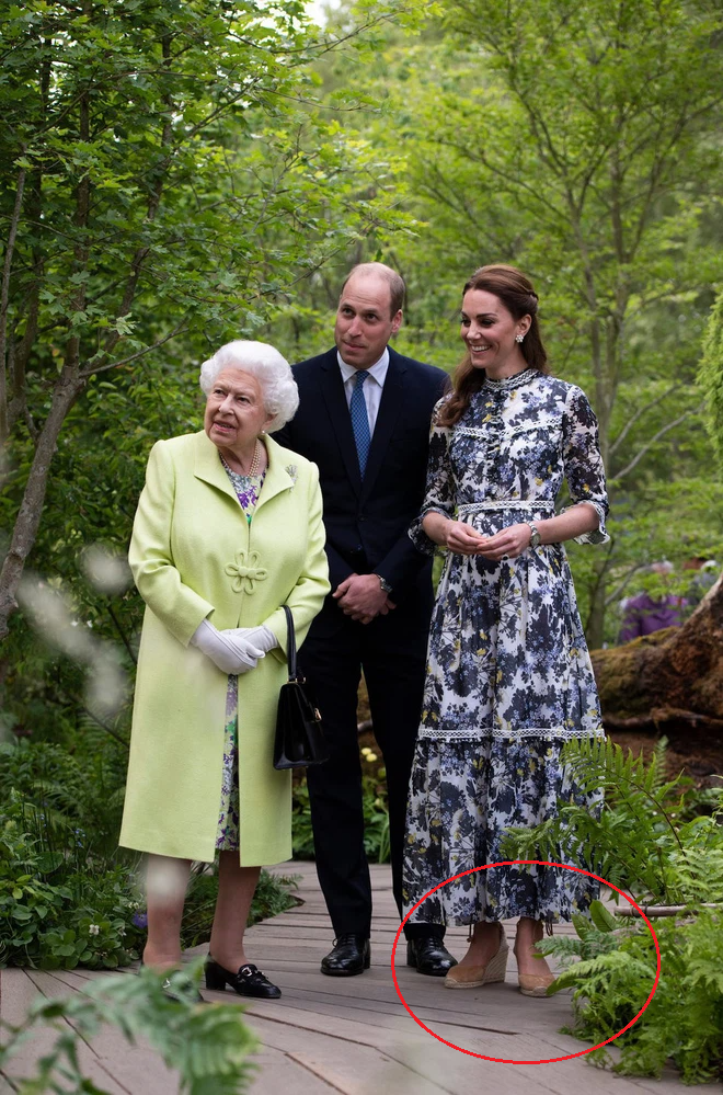 Tinh tế như Công nương Kate cũng có lần &quot;ngang nhiên&quot; mặc sai dress code trong sự kiện Hoàng gia - Ảnh 8.