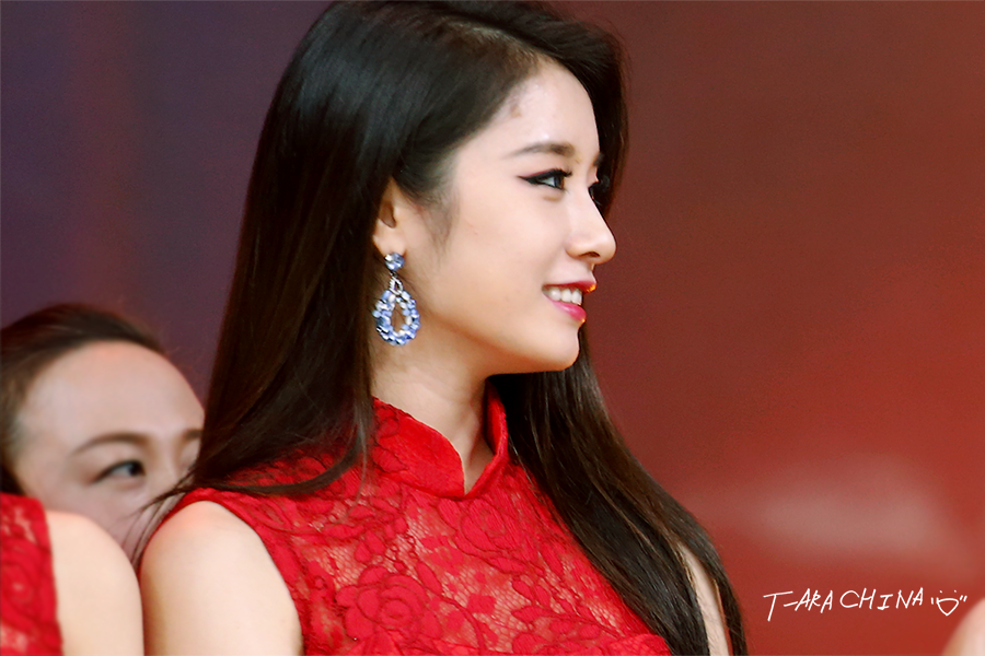 Nữ thần Kpop thường xuyên bị đồn dao kéo vì mũi cao đến khó tin, ai dè ảnh thời trẻ của mẹ đập tan luôn nghi vấn - Ảnh 2. Nữ thần Kpop thường xuyên bị đồn dao kéo vì mũi cao đến khó tin, ai dè ảnh thời trẻ của mẹ đập tan luôn nghi vấn - Ảnh 2.