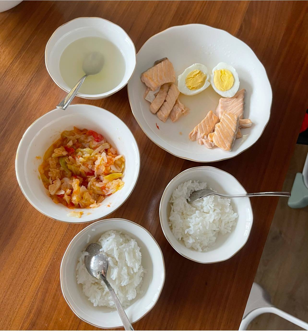 Bà xã MC Thành Trung 'khoe' con trai 13 tháng tuổi đã biết ăn cơm như người lớn - Ảnh 2.