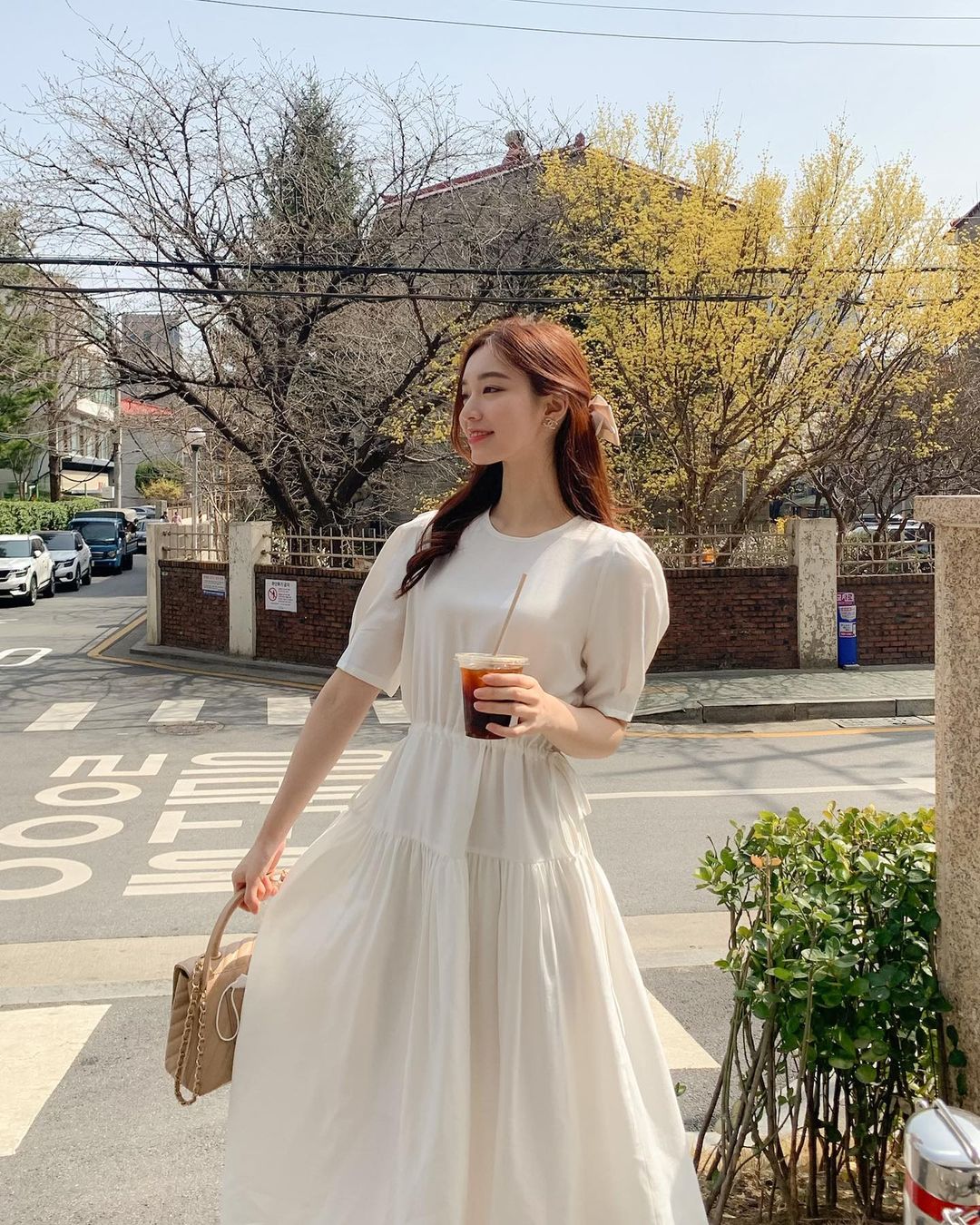 Cách phối đồ với chiếc đầm trắng Hàn Quốc để đẹp và sang trọng?
