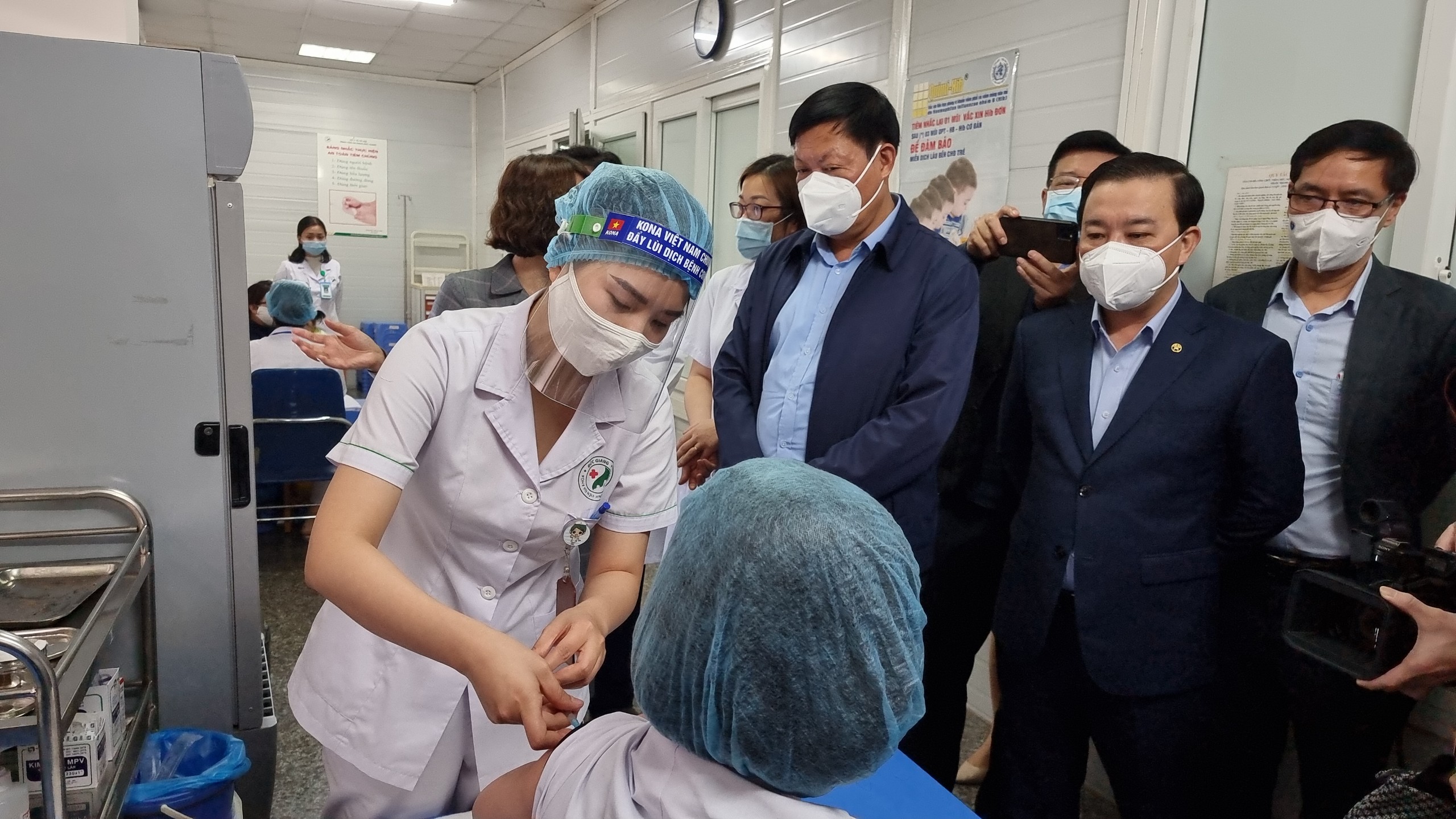 Hà Nội đã tiêm vắc xin COVID-19 cho gần 6.700 người; tích cực tiêm vét đối tượng còn lại - Ảnh 2. Hà Nội đã tiêm vắc xin COVID-19 cho gần 6.700 người; tích cực tiêm vét đối tượng còn lại - Ảnh 2.