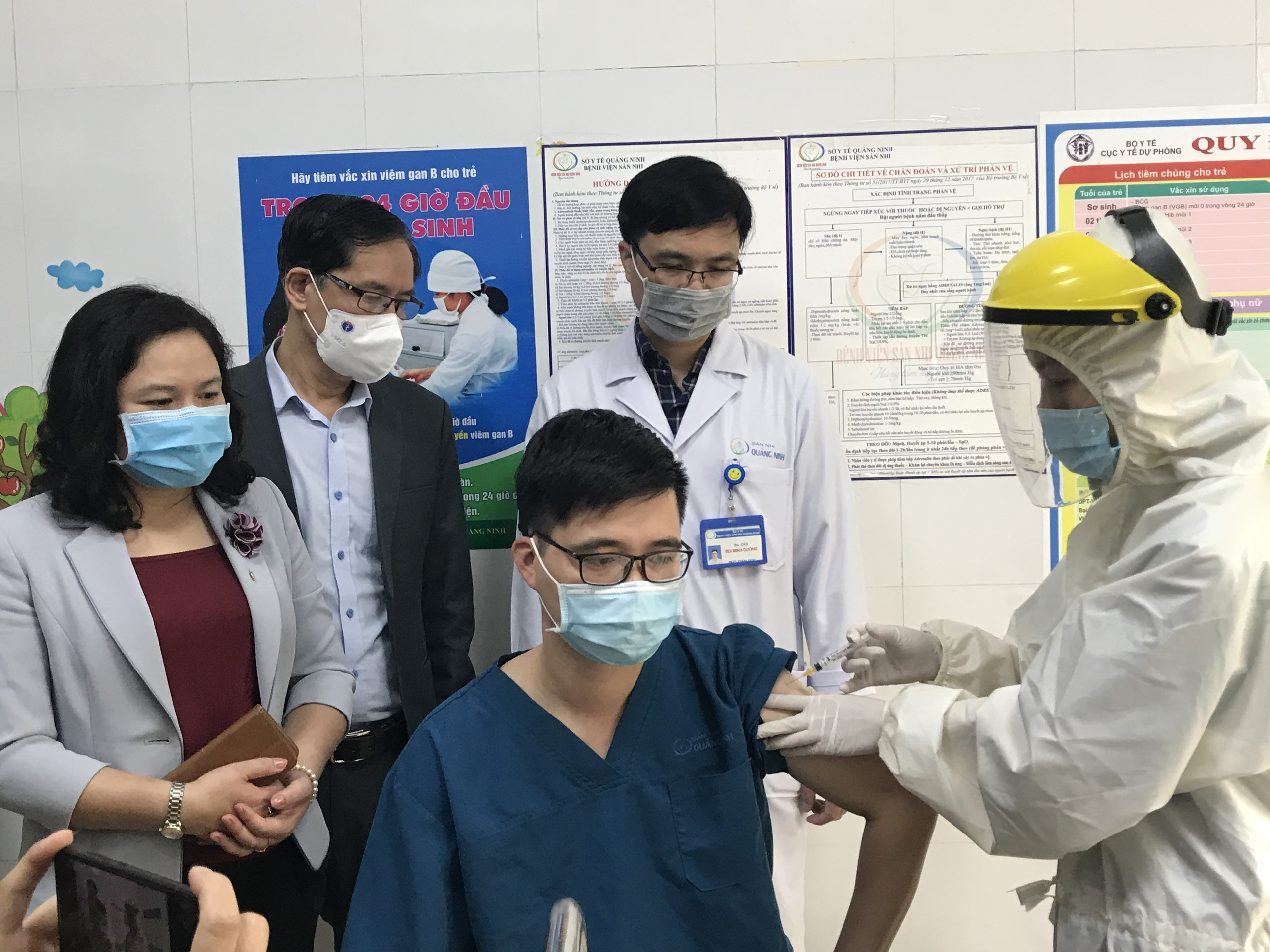 Gần 40.000 người đã tiêm vắc xin COVID-19; Bộ Y tế kiểm tra công tác phòng chống dịch tại Hà Nội - Ảnh 1.