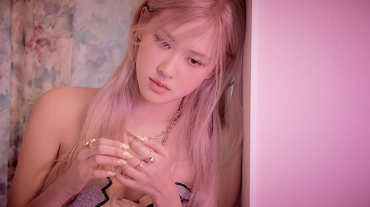 Rosé xinh lắm nhưng vòng 1 o ép bức thở của Miley Cyrus mới là spotlight trong màn đụng hàng này - Ảnh 1.