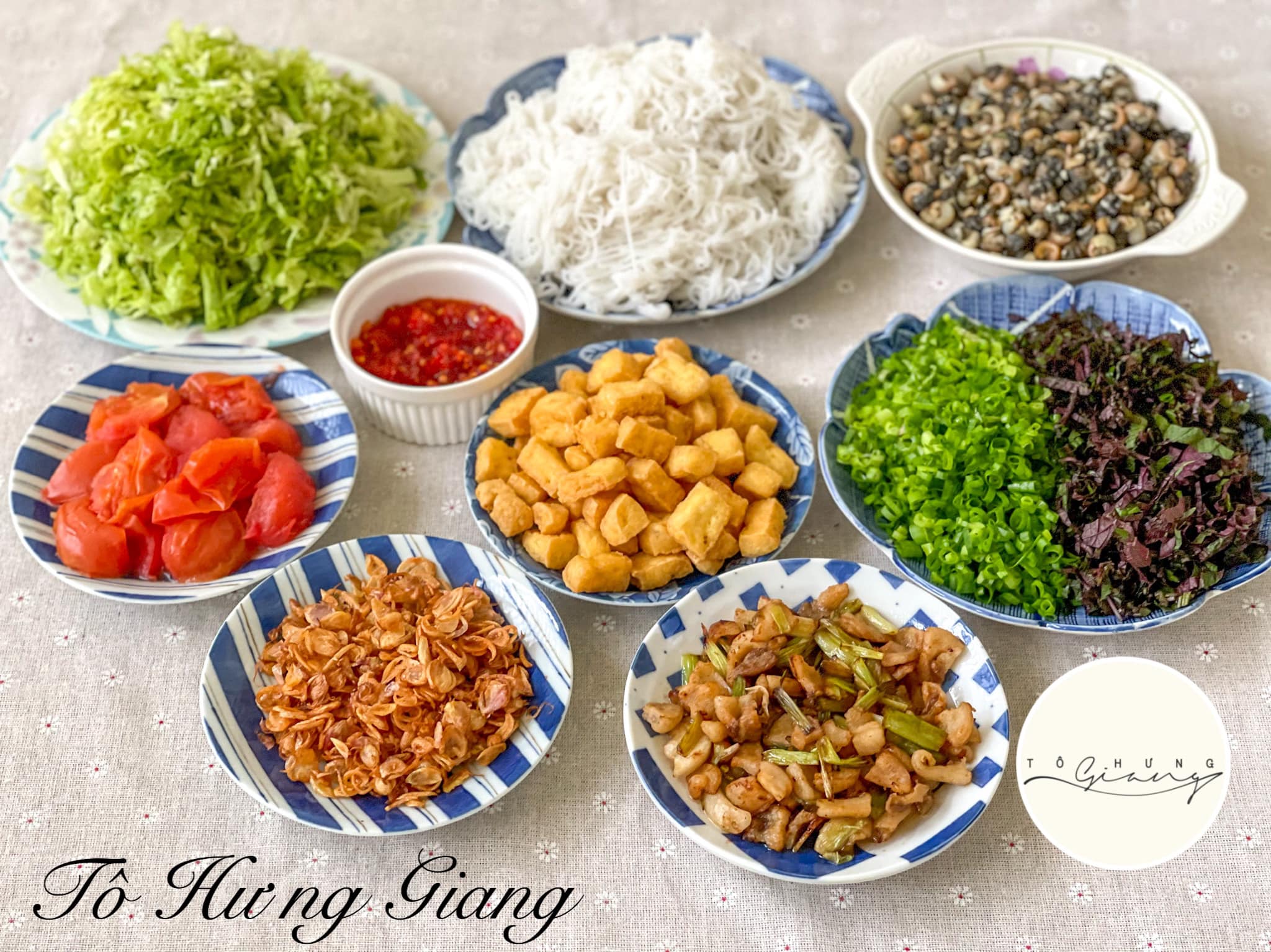 Ăn h&agrave;ng chẳng ưng, vợ đảm tự tay v&agrave;o bếp l&agrave;m m&oacute;n b&uacute;n ốc "ngon nuốt lưỡi", ai nh&igrave;n cũng thấy m&ecirc;! - Ảnh 3.