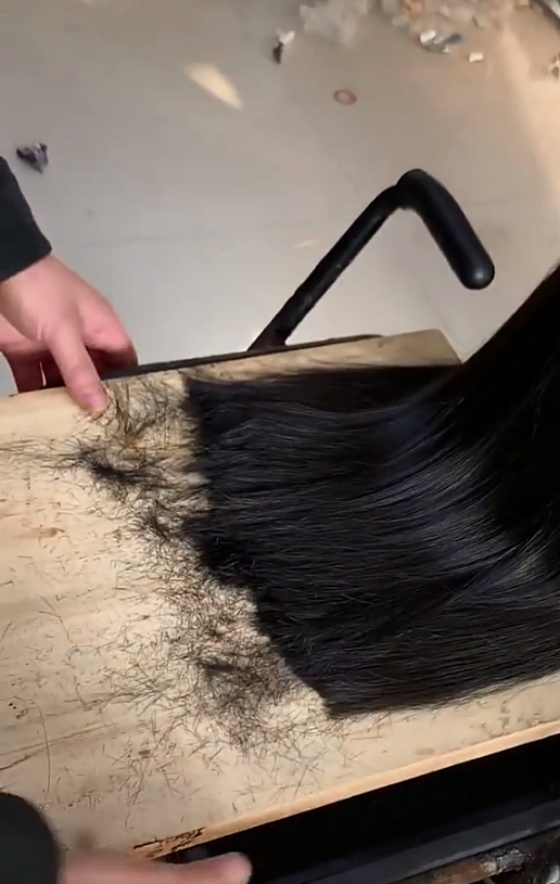Làm tóc kiểu mới khiến hội chị em chạy mất dép: Chặt tóc bằng dao, tỉa tóc như băm hành... 004
