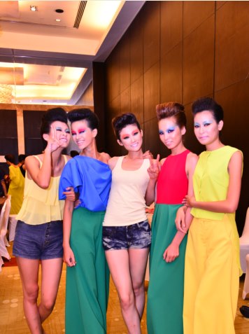 Mặc đồng phục, đeo dép lê đi thi Vietnams Next Top Model, cô gái này đã có màn lột xác ngoạn mục 1 năm sau đó! - Ảnh 11.