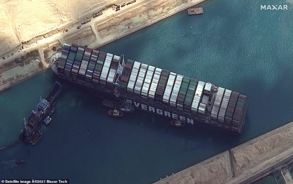 Chủ siêu tàu mắc kẹt ở kênh đào Suez chờ trời giúp hôm nay - Ảnh 1.