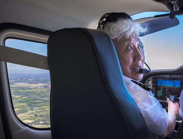 Cụ bà 82 tuổi lái máy bay sau 30 năm rửa tay gác kiếm: Không giới hạn bản thân, bạn sẽ tìm thấy cho mình một bản ngã khác rực rỡ hơn - Ảnh 1.