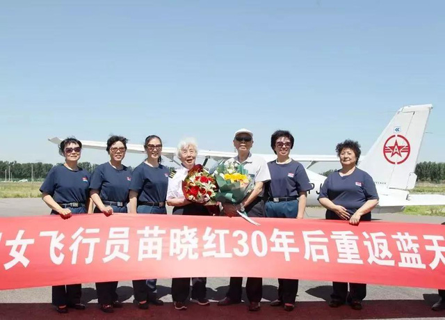 Cụ bà 82 tuổi lái máy bay sau 30 năm rửa tay gác kiếm: Không giới hạn bản thân, bạn sẽ tìm thấy cho mình một bản ngã khác rực rỡ hơn - Ảnh 2. Cụ bà 82 tuổi lái máy bay sau 30 năm rửa tay gác kiếm: Không giới hạn bản thân, bạn sẽ tìm thấy cho mình một bản ngã khác rực rỡ hơn - Ảnh 2.