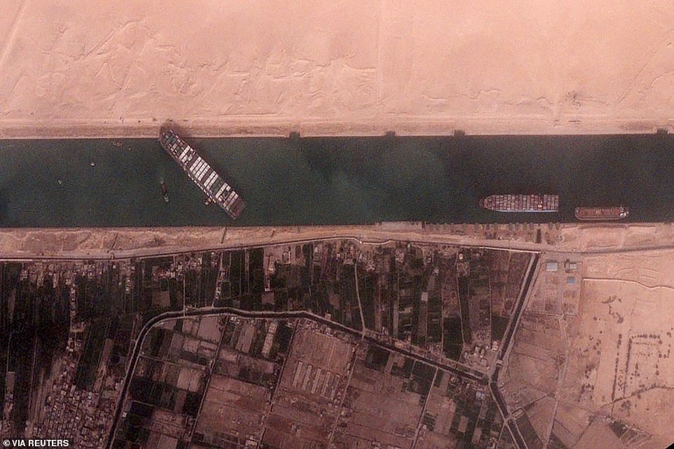 Chủ siêu tàu mắc kẹt ở kênh đào Suez chờ trời giúp hôm nay - Ảnh 4.