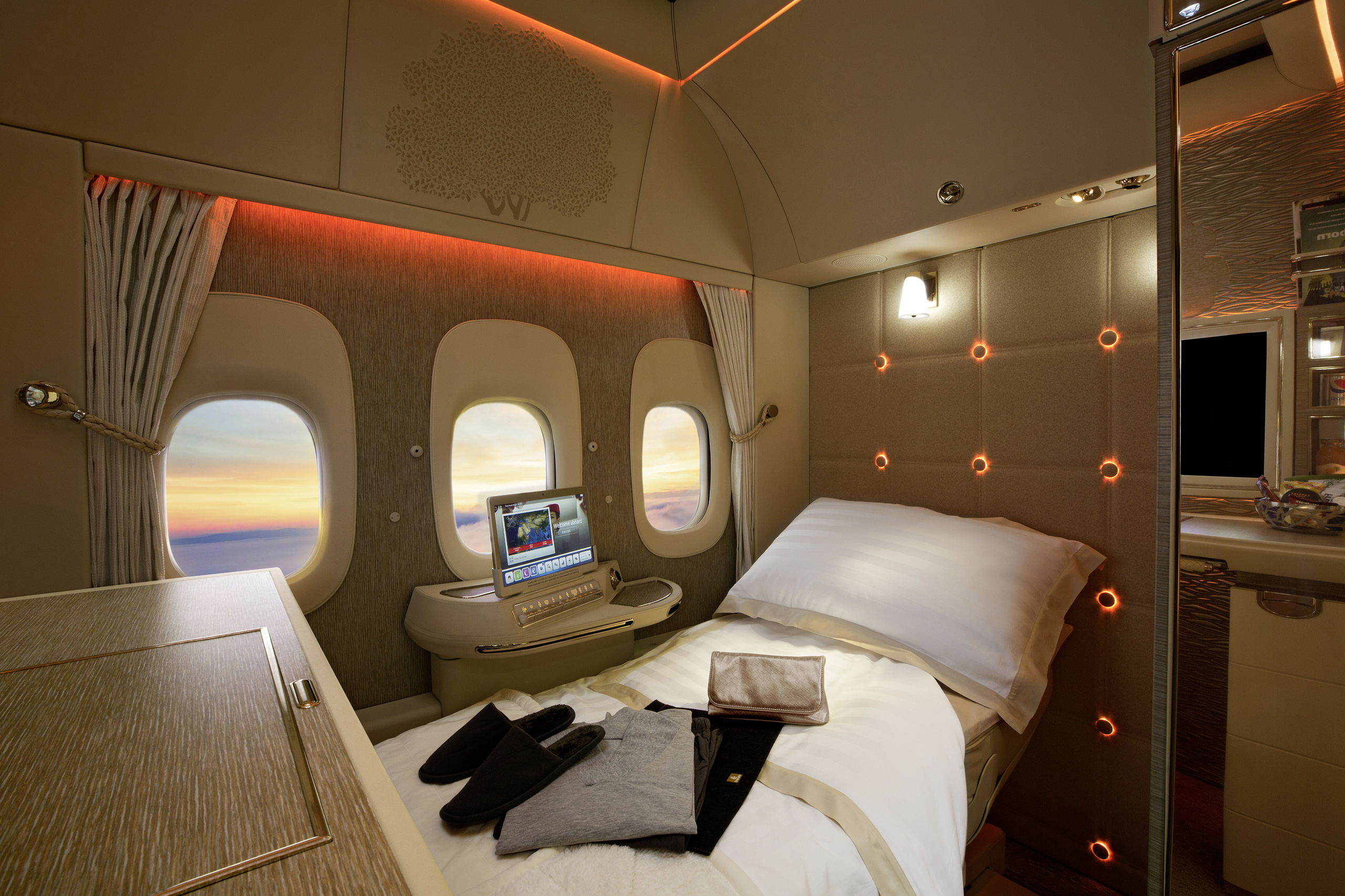 3 chiếc giường đắt đỏ hơn chiếc vé hạng nhất, cung cấp không gian thoải mái nhất trên bầu trời với giá tới hàng tỷ đồng/chuyến đi - Ảnh 2.