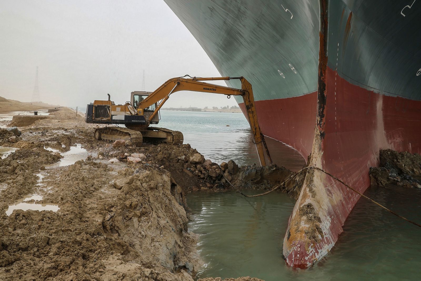 Toàn cảnh giải cứu siêu tàu mắc cạn trên kênh đào Suez - Ảnh 7.