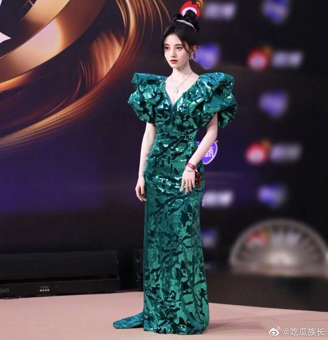 Cúc Tịnh Y bẽ bàng khi bị bóc mẽ từ chiều cao "lùn tịt" đến vòng eo, vóc dáng kém hoàn hảo khi tham dự sự kiện - Ảnh 2. Cúc Tịnh Y bẽ bàng khi bị bóc mẽ từ chiều cao "lùn tịt" đến vòng eo, vóc dáng kém hoàn hảo khi tham dự sự kiện - Ảnh 2.